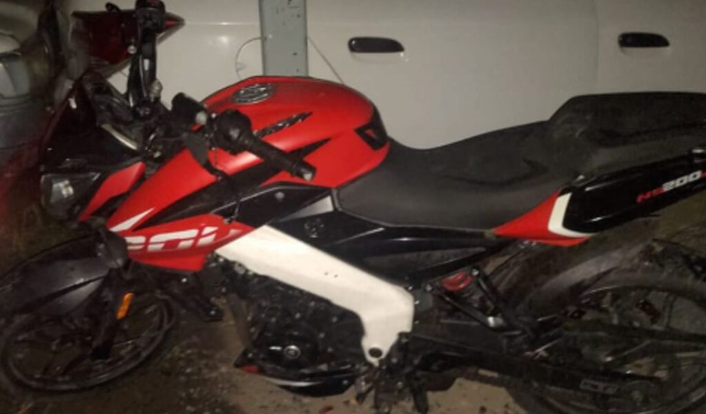 Un procedimiento policial realizado el pasado 20 de marzo permitió el hallazgo de una motocicleta con pedido de secuestro activo en la intersección de avenida Moreno y Bolivia. El rodado, una Bajaj Rouser, había sido denunciado como robado apenas un día antes.