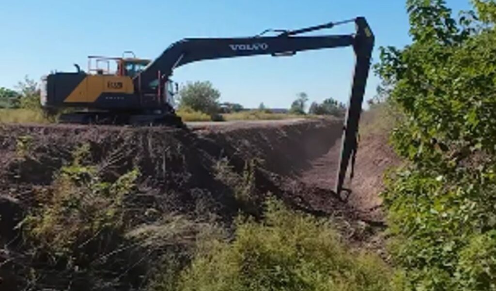 El municipio continúa avanzando con obras fundamentales que, aunque muchas veces pasan desapercibidas, tienen un impacto directo en la vida cotidiana de los vecinos. Se trata de trabajos estructurales que apuntan a mejorar la infraestructura urbana y brindar soluciones a problemáticas históricas.