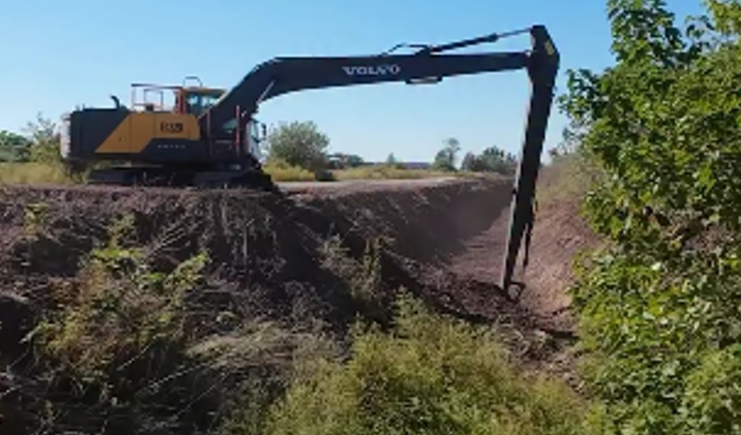 El municipio continúa avanzando con obras fundamentales que, aunque muchas veces pasan desapercibidas, tienen un impacto directo en la vida cotidiana de los vecinos. Se trata de trabajos estructurales que apuntan a mejorar la infraestructura urbana y brindar soluciones a problemáticas históricas.