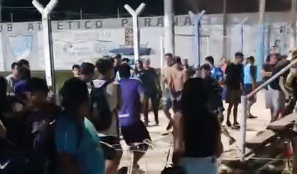 La primera fecha del torneo de fútbol local dejó algo más que resultados deportivos. En la cancha del Club Club Atlético Paraná se vivieron momentos de tensión cuando se produjo una riña entre simpatizantes del equipo local y allegados al conjunto visitante, El Fortín.