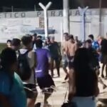 La primera fecha del torneo de fútbol local dejó algo más que resultados deportivos. En la cancha del Club Club Atlético Paraná se vivieron momentos de tensión cuando se produjo una riña entre simpatizantes del equipo local y allegados al conjunto visitante, El Fortín.