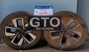 Dos hombres fueron detenidos por efectivos policiales mientras se encontraban robando ruedas de auxilio de camionetas en el predio de la Expoagro 2026. El procedimiento fue realizado por personal del GTO de la Comisaría Segunda, en el marco de tareas de prevención dentro de la feria agroindustrial.