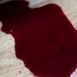 Un trágico hecho conmocionó a vecinos de la zona céntrica de San Nicolás durante la jornada del viernes, cuando un hombre de 87 años fue encontrado sin vida por su esposa dentro del baño de su vivienda ubicada en calle Rondeau al 90. Según las primeras informaciones, el hombre se encontraba tendido en el suelo, en un charco de sangre, con un arma de fuego a su lado.