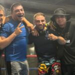 La velada de artes marciales mixtas (MMA) en Pergamino dejó una historia tan inesperada como emocionante. Franco “El Lobo” Tombolesi volvió a sumar una victoria para San Nicolás, pero su triunfo quedó opacado por un hecho que se llevó todas las miradas: el debut de su padre, Mauricio Tombolesi, quien a los 50 años subió por primera vez a pelear y ganó.