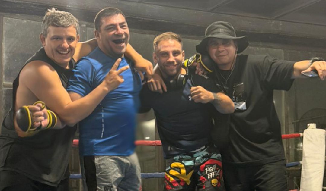 La velada de artes marciales mixtas (MMA) en Pergamino dejó una historia tan inesperada como emocionante. Franco “El Lobo” Tombolesi volvió a sumar una victoria para San Nicolás, pero su triunfo quedó opacado por un hecho que se llevó todas las miradas: el debut de su padre, Mauricio Tombolesi, quien a los 50 años subió por primera vez a pelear y ganó.