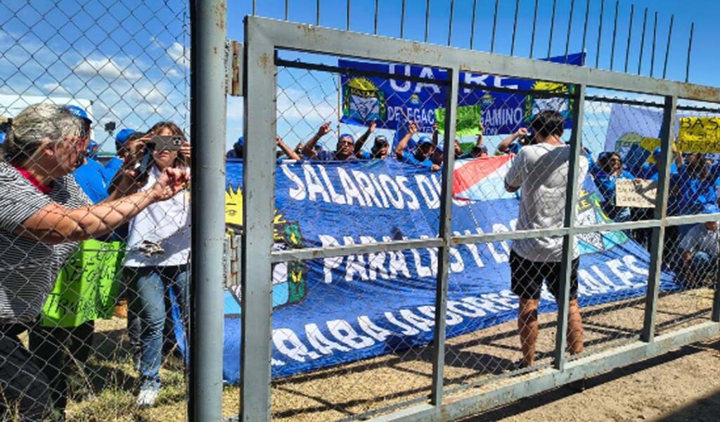 Un fuerte operativo de seguridad se desplegó en las inmediaciones de Expoagro para impedir el ingreso de una columna de manifestantes pertenecientes al sindicato de trabajadores rurales, quienes llegaron hasta el predio para reclamar mejoras salariales y condiciones laborales más dignas para los peones del campo.