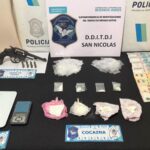 Efectivos de la Delegación Departamental de Investigaciones del Tráfico de Drogas Ilícitas de San Nicolás desbarataron un búnker de drogas que operaba en pleno centro de la ciudad de Arrecifes. El operativo se llevó a cabo en la tarde de ayer e incluyó la interceptación de un individuo en la vía pública y la realización de dos órdenes de allanamiento, en el marco de una investigación por comercialización de estupefacientes.
