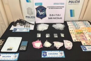 Efectivos de la Delegación Departamental de Investigaciones del Tráfico de Drogas Ilícitas de San Nicolás desbarataron un búnker de drogas que operaba en pleno centro de la ciudad de Arrecifes. El operativo se llevó a cabo en la tarde de ayer e incluyó la interceptación de un individuo en la vía pública y la realización de dos órdenes de allanamiento, en el marco de una investigación por comercialización de estupefacientes.
