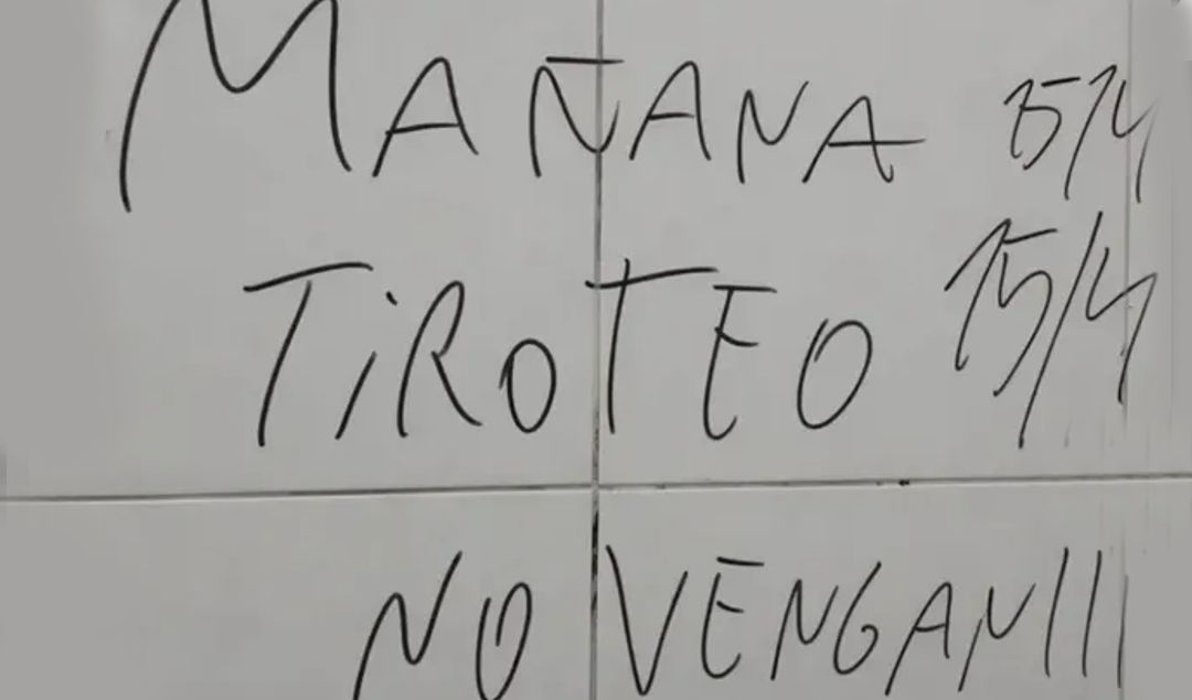En los últimos días, una serie de mensajes con amenazas de tiroteos en establecimientos educativos generó preocupación en distintas instituciones del país. Los escritos, que comenzaron a viralizarse rápidamente, aparecieron en varios colegios sin estar dirigidos a una institución en particular, lo que incrementó la incertidumbre entre autoridades, docentes y familias.