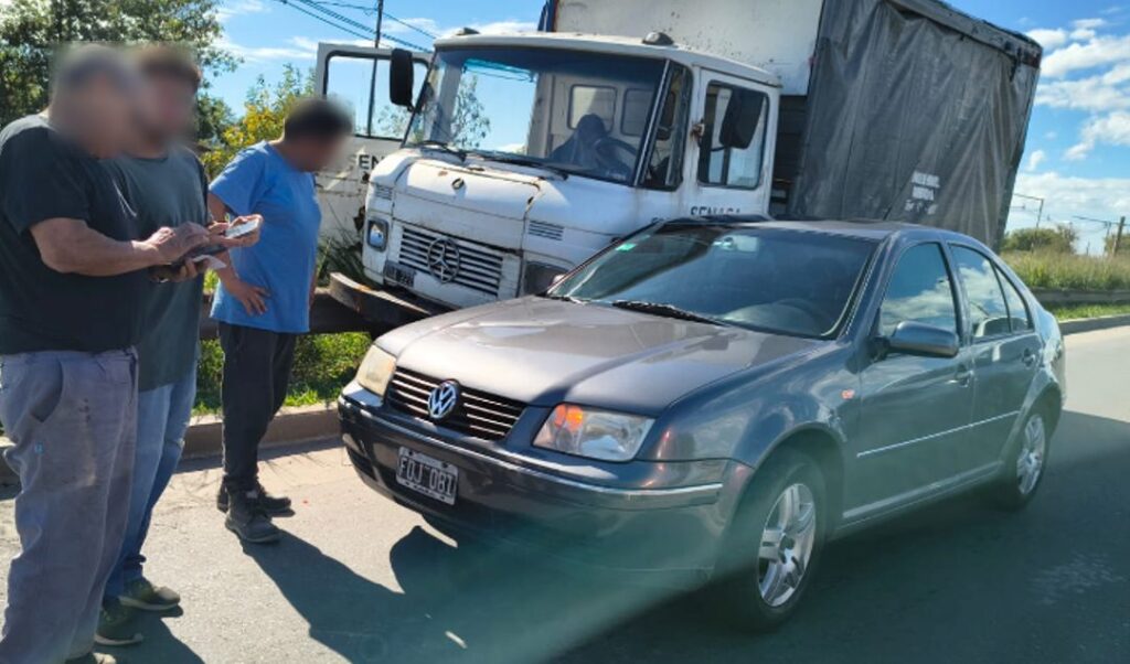 Un impactante accidente de tránsito se registró en las últimas horas en el puente del barrio 9 de Julio, donde un camión estuvo al borde de caer al vacío luego de colisionar con un automóvil.