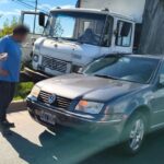 Un impactante accidente de tránsito se registró en las últimas horas en el puente del barrio 9 de Julio, donde un camión estuvo al borde de caer al vacío luego de colisionar con un automóvil.
