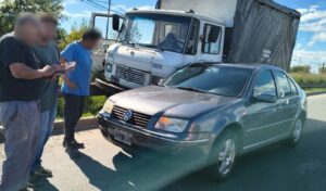 Un impactante accidente de tránsito se registró en las últimas horas en el puente del barrio 9 de Julio, donde un camión estuvo al borde de caer al vacío luego de colisionar con un automóvil.