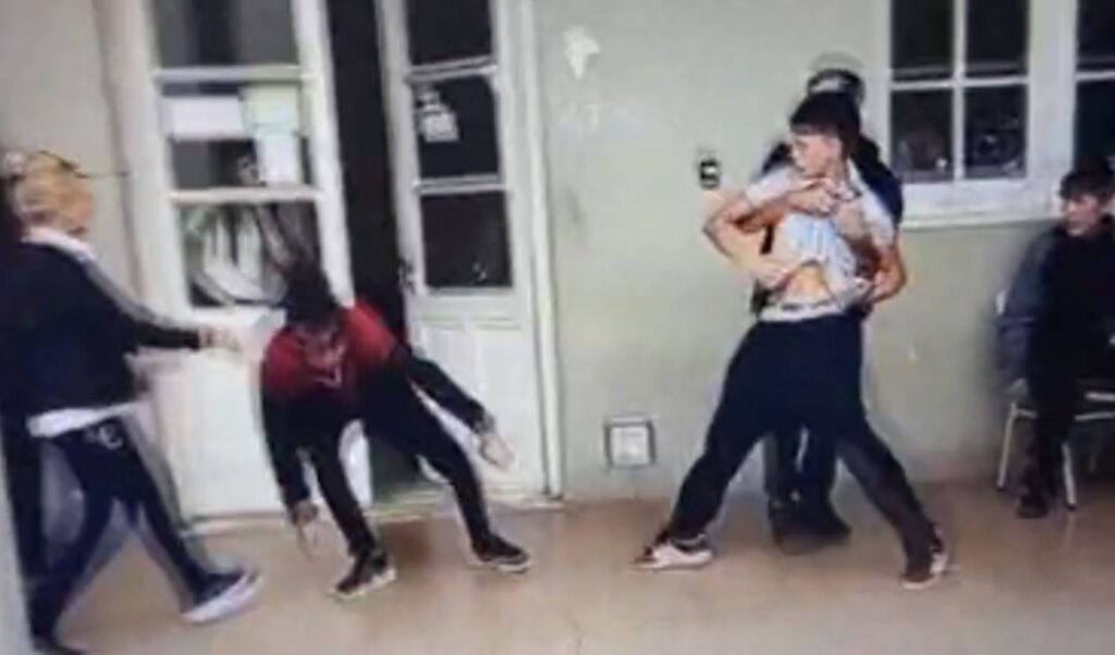 Una creciente preocupación se instaló en la comunidad educativa ante la reiteración de episodios de violencia en distintos establecimientos escolares. En las últimas horas, se conocieron impactantes imágenes de una pelea ocurrida en el Colegio Nacional, que generaron alarma entre padres, docentes y alumnos.