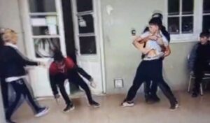 Una creciente preocupación se instaló en la comunidad educativa ante la reiteración de episodios de violencia en distintos establecimientos escolares. En las últimas horas, se conocieron impactantes imágenes de una pelea ocurrida en el Colegio Nacional, que generaron alarma entre padres, docentes y alumnos.