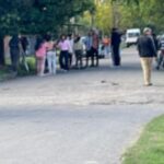 Un violento episodio se registró hace instantes en el barrio Las Mellizas, donde vecinos vivieron momentos de extrema tensión producto de un tiroteo en plena vía pública. El hecho ocurrió en la zona de calles Strauss, entre Paganini y Verdi, generando conmoción en toda la comunidad.