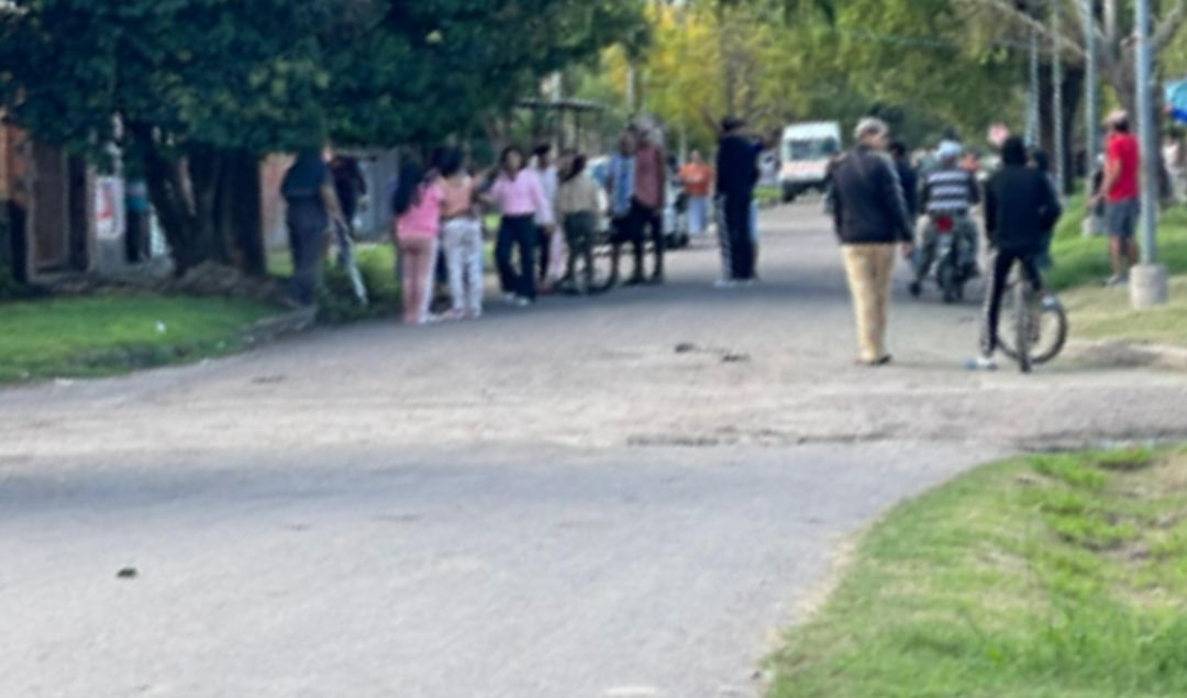 Un violento episodio se registró hace instantes en el barrio Las Mellizas, donde vecinos vivieron momentos de extrema tensión producto de un tiroteo en plena vía pública. El hecho ocurrió en la zona de calles Strauss, entre Paganini y Verdi, generando conmoción en toda la comunidad.