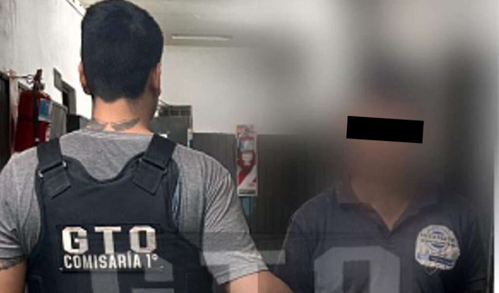 📣DETENIDO EN SAN NICOLÁS UN PRÓFUGO ACUSADO DE ABUSO SEXUAL CON ACCESO CARNAL. 🔷Un importante operativo policial permitió la detención en San Nicolás de un hombre de 32 años que se encontraba prófugo de la Justicia, acusado de abuso sexual agravado con acceso carnal por un hecho ocurrido en la provincia de Corrientes. El procedimiento se concretó el pasado 22 de abril tras una serie de tareas investigativas llevadas adelante por personal de la Comisaría Primera. 🚨Te invitamos a darle Me gusta👍y compartir↪️la publicación. 📄Link para ver el vídeo y leer la nota completa: 👇👇👇 https://quepasaensannicolas.com/detenido-en-san-nicolas-un-profugo-acusado-de-abuso-sexual-con-acceso-carnal/