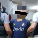 Un sujeto efectuó varios disparos contra el frente de una vivienda ubicada en calle Del Pozo al 200, dejando gravemente herido al hijo de 16 años del propietario. Según las primeras hipótesis, los disparos habrían estado dirigidos al padre del menor.