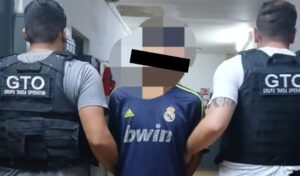 Un sujeto efectuó varios disparos contra el frente de una vivienda ubicada en calle Del Pozo al 200, dejando gravemente herido al hijo de 16 años del propietario. Según las primeras hipótesis, los disparos habrían estado dirigidos al padre del menor.