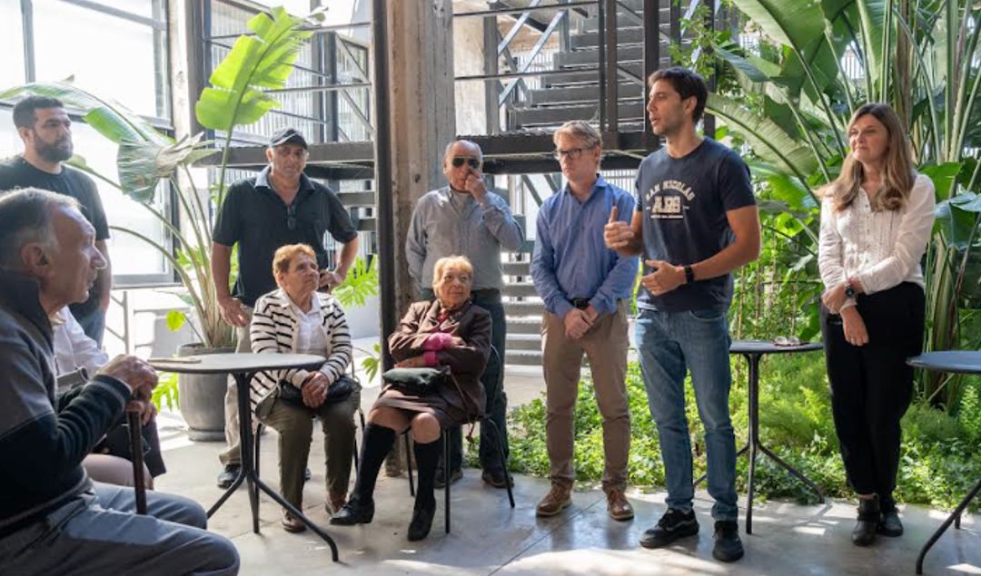 En un encuentro realizado en la Municipalidad de San Nicolás, el intendente Santiago Passaglia encabezó la entrega de 10 escrituras a familias de la ciudad, quienes a partir de ahora cuentan con el título legal de sus viviendas.