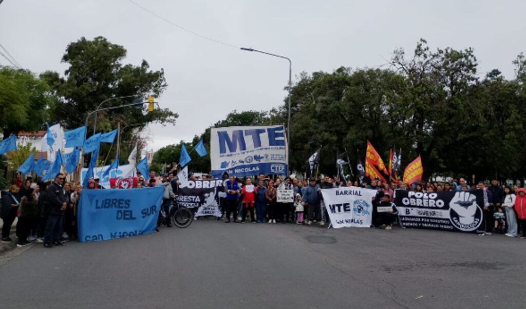 En el marco de una jornada de protesta a nivel nacional, organizaciones sociales llevaron adelante una movilización en San Nicolás, replicando en el ámbito local las manifestaciones que se desarrollaron en distintos puntos del país. La convocatoria reunió a referentes y militantes que expresaron su descontento con las políticas impulsadas por el Gobierno nacional.