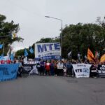 En el marco de una jornada de protesta a nivel nacional, organizaciones sociales llevaron adelante una movilización en San Nicolás, replicando en el ámbito local las manifestaciones que se desarrollaron en distintos puntos del país. La convocatoria reunió a referentes y militantes que expresaron su descontento con las políticas impulsadas por el Gobierno nacional.