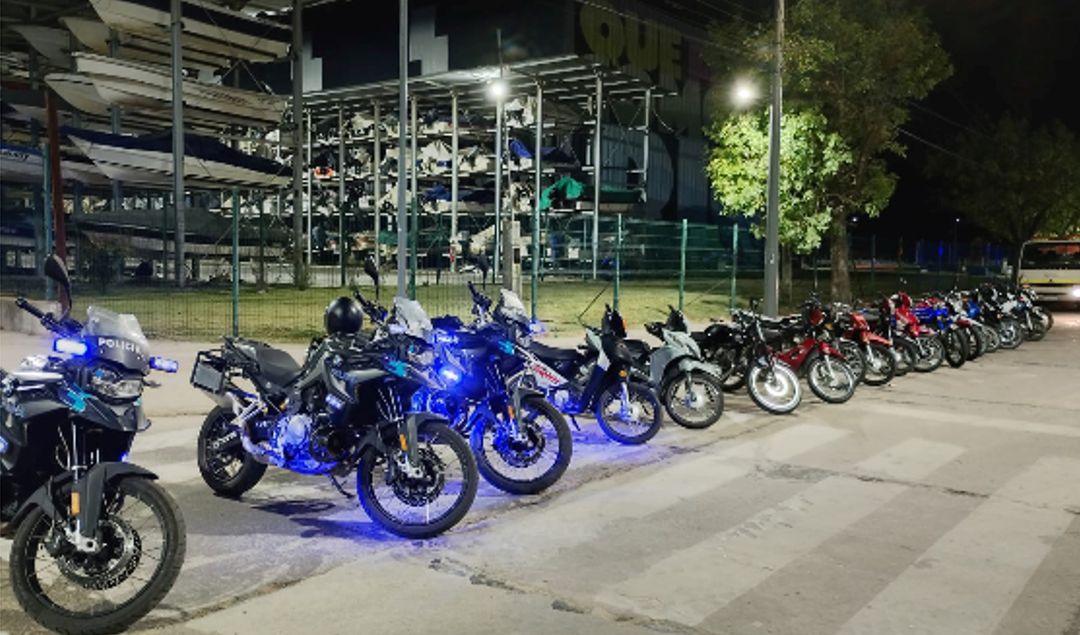 En el marco de una serie de reclamos vecinales por ruidos molestos y hechos de inseguridad, efectivos de la UTOI llevaron adelante un mega operativo en conjunto con la Municipalidad de San Nicolás, con resultados contundentes en distintos puntos de la ciudad, especialmente en todo el sector de la costanera.