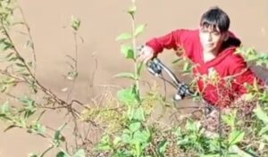 Un joven fue rescatado en la tarde de este domingo luego de caer al agua junto a su bicicleta en la zona de la costanera de San Nicolás, en un hecho que generó preocupación entre quienes se encontraban en el lugar.