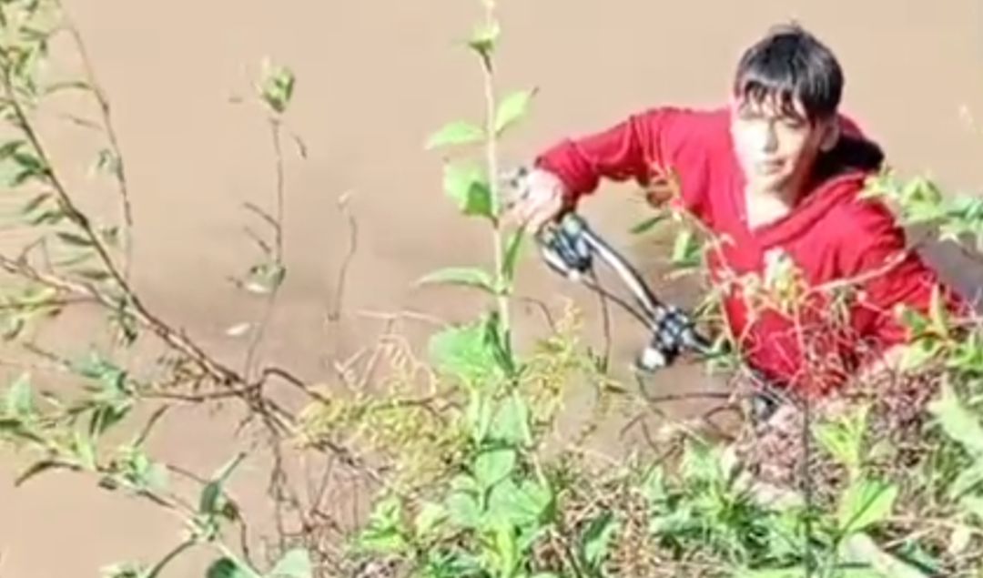 Un joven fue rescatado en la tarde de este domingo luego de caer al agua junto a su bicicleta en la zona de la costanera de San Nicolás, en un hecho que generó preocupación entre quienes se encontraban en el lugar.