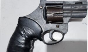 Un grave episodio de violencia familiar se registró en las últimas horas, cuando un menor de 16 años fue detenido tras intentar atentar contra la vida de su madre.