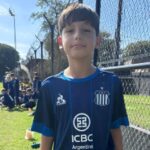 El joven talento de San Nicolás, Román Alegre, está cada vez más cerca de cumplir su gran sueño: jugar en un club de Primera División del fútbol argentino. Con una destacada proyección y condiciones que no pasan desapercibidas, el futbolista continúa dando pasos firmes en su carrera.