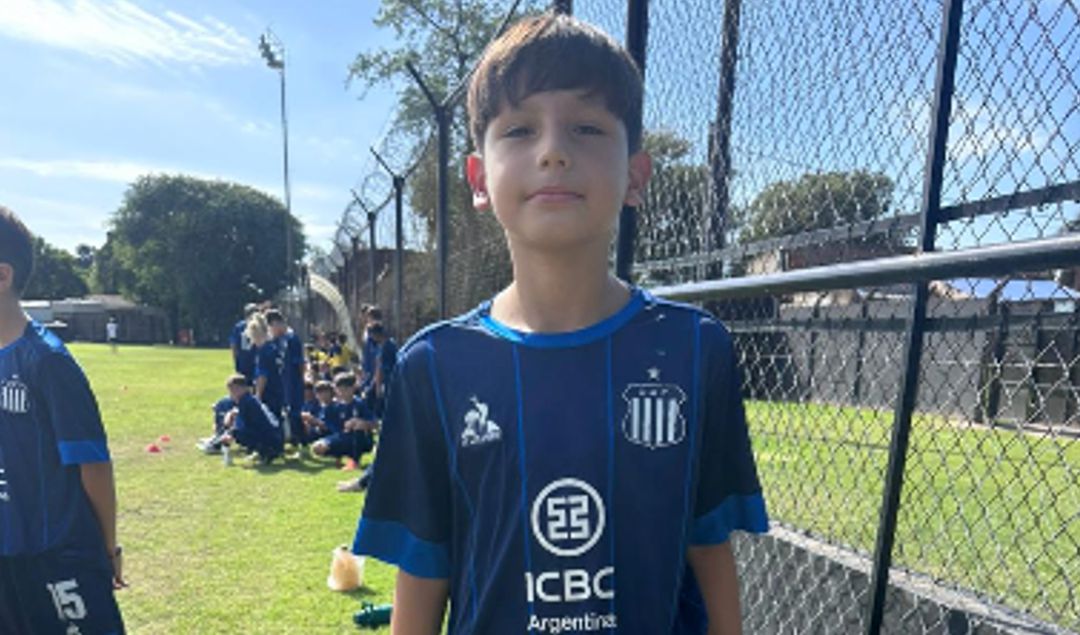 El joven talento de San Nicolás, Román Alegre, está cada vez más cerca de cumplir su gran sueño: jugar en un club de Primera División del fútbol argentino. Con una destacada proyección y condiciones que no pasan desapercibidas, el futbolista continúa dando pasos firmes en su carrera.