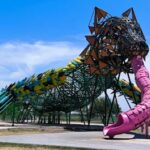 Un insólito episodio se registró en el Eco Parque local, donde la emblemática escultura del “Monstruo del Yaguarón” fue protagonista de una situación que generó sorpresa y preocupación. Una joven de 25 años quedó atrapada en el interior de la estructura y debió ser rescatada por personal de emergencia.