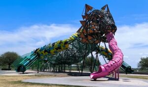 Un insólito episodio se registró en el Eco Parque local, donde la emblemática escultura del “Monstruo del Yaguarón” fue protagonista de una situación que generó sorpresa y preocupación. Una joven de 25 años quedó atrapada en el interior de la estructura y debió ser rescatada por personal de emergencia.