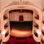 El Teatro San Nicolás se prepara para vivir un fin de semana cargado de música, humor y espectáculos de primer nivel con una programación pensada para todos los gustos. Desde shows musicales internacionales hasta propuestas humorísticas y tributos históricos, la agenda promete noches inolvidables para el público nicoleño.