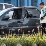 Un violento accidente de tránsito se registró en la intersección de Avenida Savio y San José, donde una motocicleta y un automóvil colisionaron por causas que aún son materia de investigación.
