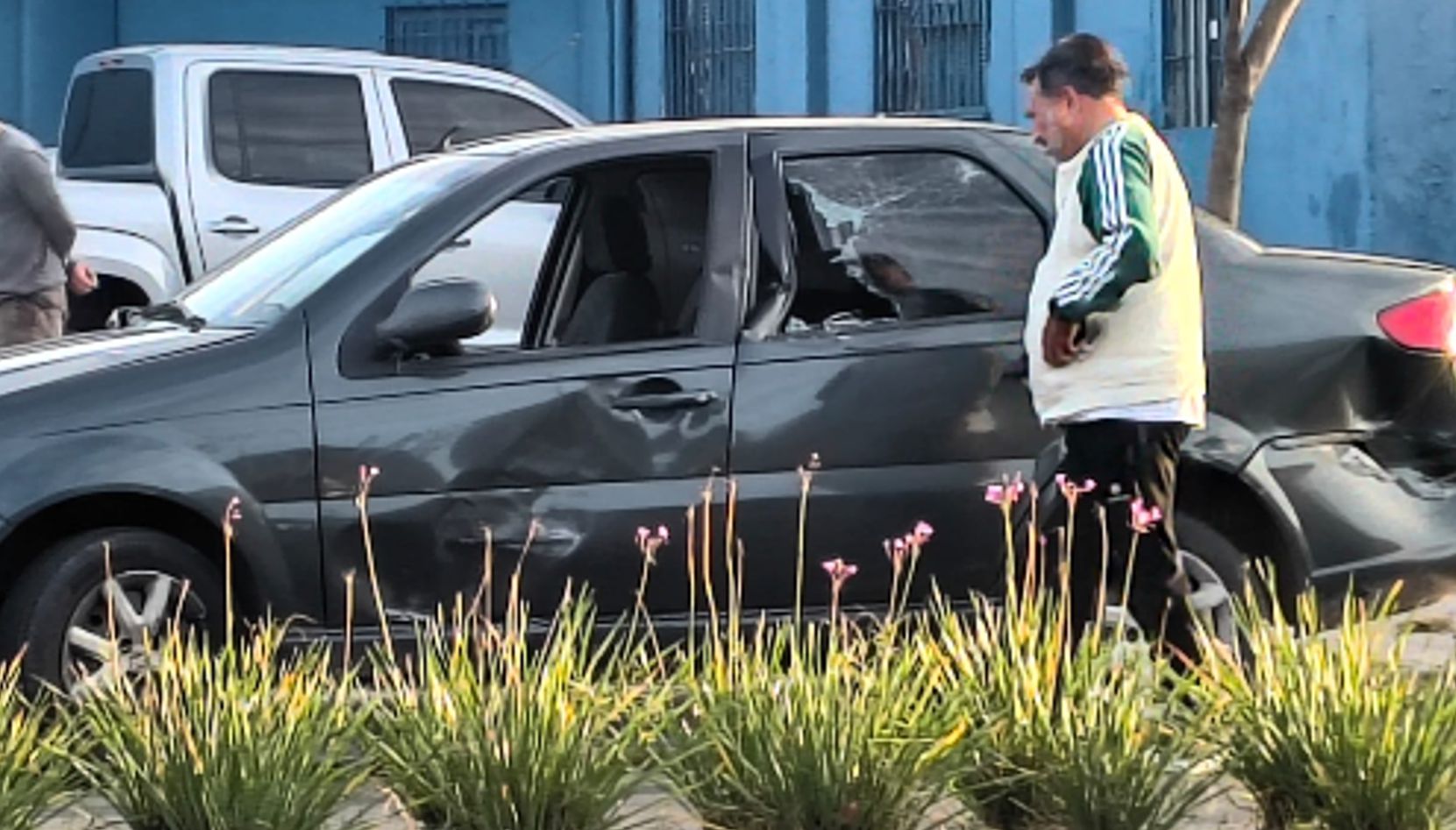 Un violento accidente de tránsito se registró en la intersección de Avenida Savio y San José, donde una motocicleta y un automóvil colisionaron por causas que aún son materia de investigación.