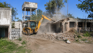 La ciudad de San Nicolás de los Arroyos vuelve a generar expectativa con lo que podría convertirse en una nueva mega obra impulsada por el municipio en la zona norte. Durante los últimos horas comenzaron importantes trabajos de limpieza y acondicionamiento en el predio de la ex fábrica La Estela, ubicada sobre avenida Presidente Illia y Carbajo.