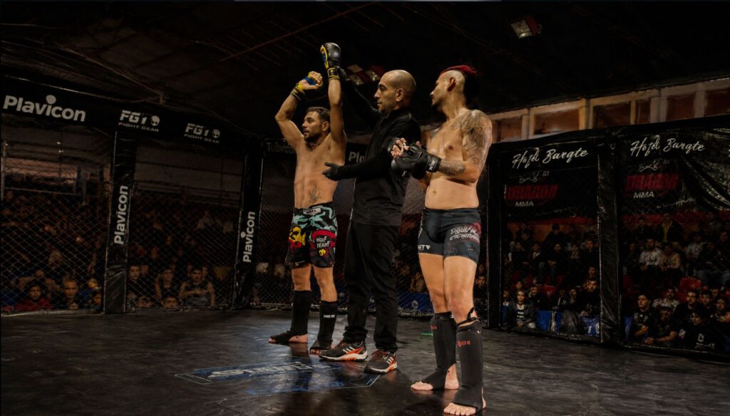 La organización del evento de artes marciales mixtas realizado en la ciudad de Zárate, el pasado 24 de mayo, difundió un video con el último combate del nicoleño Franco Tombolesi, más conocido como “El Lobo”, destacando el enfrentamiento como una de las peleas más vibrantes de toda la velada.
