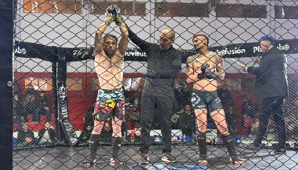 El peleador nicoleño Franco Tombolesi volvió a demostrar que atraviesa uno de los mejores momentos de su carrera deportiva al conseguir una nueva victoria en la ciudad de Zárate, manteniendo así su racha invicta y alimentando cada vez más las posibilidades de disputar el título argentino de MMA.