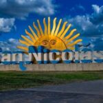 La ciudad de San Nicolás de los Arroyos continúa transformándose con los colores patrios en el marco de las celebraciones del mes de mayo. Día tras día, vecinos y visitantes van descubriendo nuevos adornos y decoraciones que el municipio preparó en distintos puntos y fachadas emblemáticas de la ciudad.