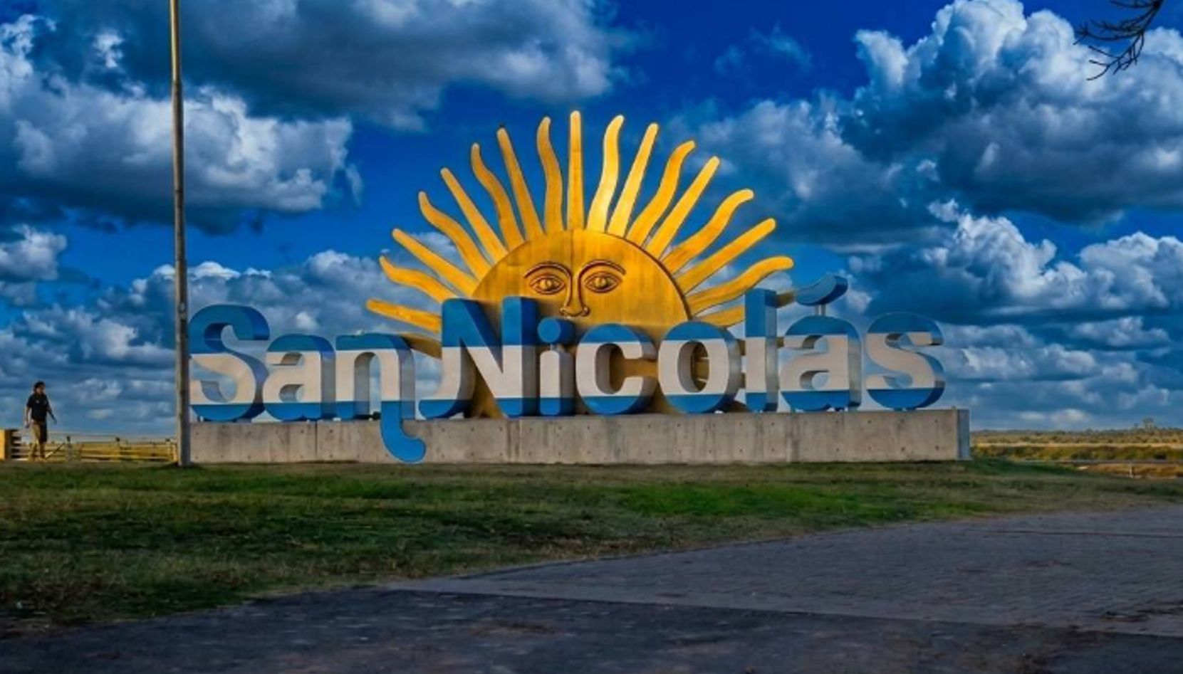 La ciudad de San Nicolás de los Arroyos continúa transformándose con los colores patrios en el marco de las celebraciones del mes de mayo. Día tras día, vecinos y visitantes van descubriendo nuevos adornos y decoraciones que el municipio preparó en distintos puntos y fachadas emblemáticas de la ciudad.