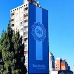 La ciudad de San Nicolás de los Arroyos comenzó a vivir las festividades patrias de mayo con una impactante intervención urbana que rápidamente se volvió furor entre los vecinos. El icónico mural ubicado sobre calle Mitre fue cubierto por una gigantesca escarapela argentina que sorprendió por sus dimensiones y su imponente presencia.