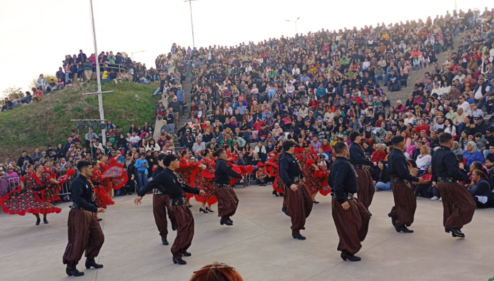Miles de vecinos se congregaron en el Anfiteatro de la Nueva Costanera para celebrar un nuevo aniversario del histórico Acuerdo de San Nicolás, en una jornada cargada de tradición, música y orgullo por una de las fechas más importantes de la historia de la ciudad.
