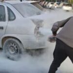 Una rápida intervención de trabajadores municipales de la División de Tránsito permitió controlar el incendio de un automóvil que comenzó a prenderse fuego en pleno centro de San Nicolás durante la jornada de este sábado.