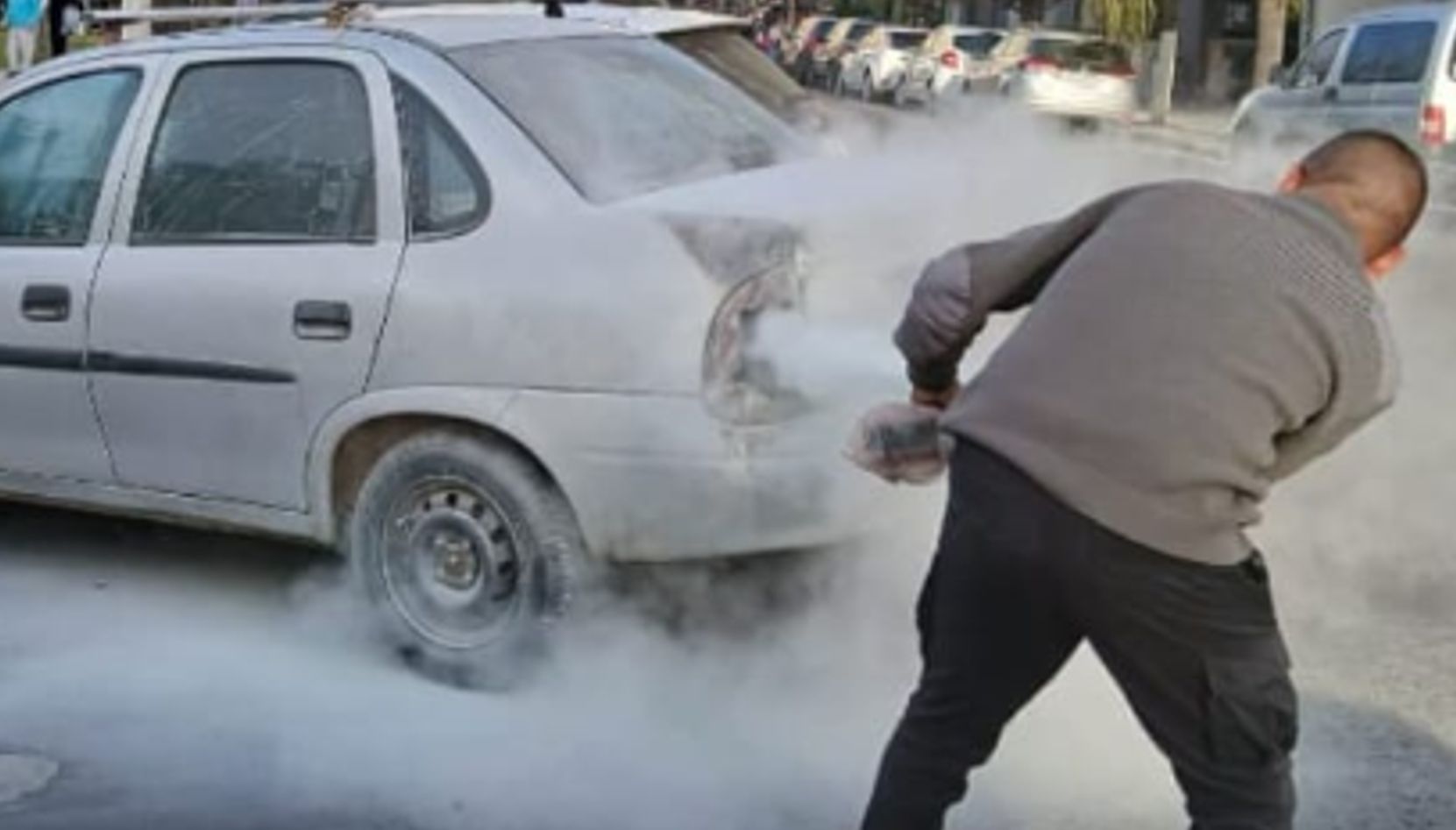 Una rápida intervención de trabajadores municipales de la División de Tránsito permitió controlar el incendio de un automóvil que comenzó a prenderse fuego en pleno centro de San Nicolás durante la jornada de este sábado.