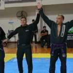 El deportista nicoleño Matías Solano volvió a destacarse en el ámbito nacional del Jiu Jitsu tras obtener importantes resultados en el Open Rosario Jiu Jitsu 2026, realizado el pasado 9 de mayo en el Complejo Deportivo Municipal Emilio A. Lotuf. El representante de San Nicolás logró quedarse con el primer puesto en la categoría unificada y también alcanzó el primer lugar absoluto en peso libre.