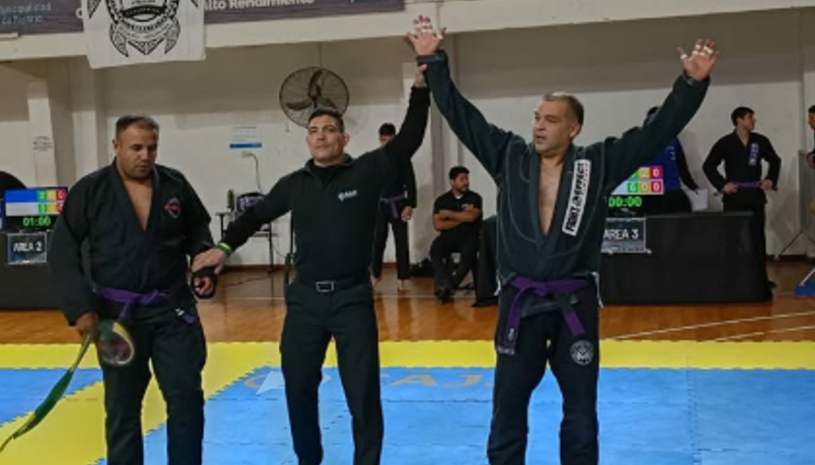 El deportista nicoleño Matías Solano volvió a destacarse en el ámbito nacional del Jiu Jitsu tras obtener importantes resultados en el Open Rosario Jiu Jitsu 2026, realizado el pasado 9 de mayo en el Complejo Deportivo Municipal Emilio A. Lotuf. El representante de San Nicolás logró quedarse con el primer puesto en la categoría unificada y también alcanzó el primer lugar absoluto en peso libre.