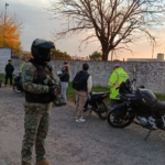Un importante despliegue de fuerzas de seguridad se llevó adelante en la zona norte de San Nicolás de los Arroyos en el marco de un “Operativo Saturación”, el cual tuvo como principal objetivo desarticular grupos delictivos y prevenir hechos ilícitos en distintos barrios de la ciudad. El procedimiento fue coordinado por personal de la Comisaría Tercera junto a múltiples dependencias policiales y áreas municipales.