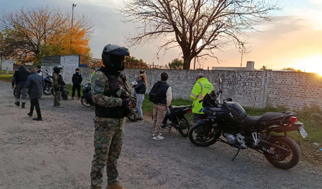 Un importante despliegue de fuerzas de seguridad se llevó adelante en la zona norte de San Nicolás de los Arroyos en el marco de un “Operativo Saturación”, el cual tuvo como principal objetivo desarticular grupos delictivos y prevenir hechos ilícitos en distintos barrios de la ciudad. El procedimiento fue coordinado por personal de la Comisaría Tercera junto a múltiples dependencias policiales y áreas municipales.